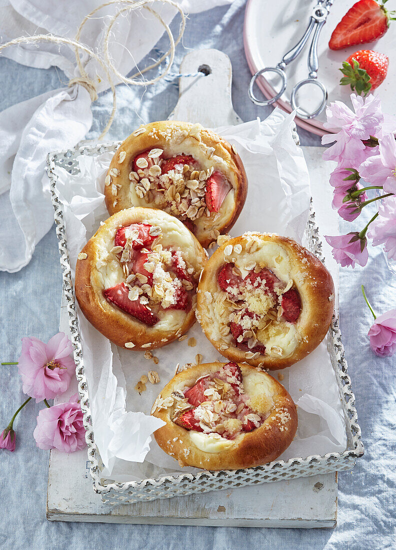 Strawberry pastries with oat crumbs