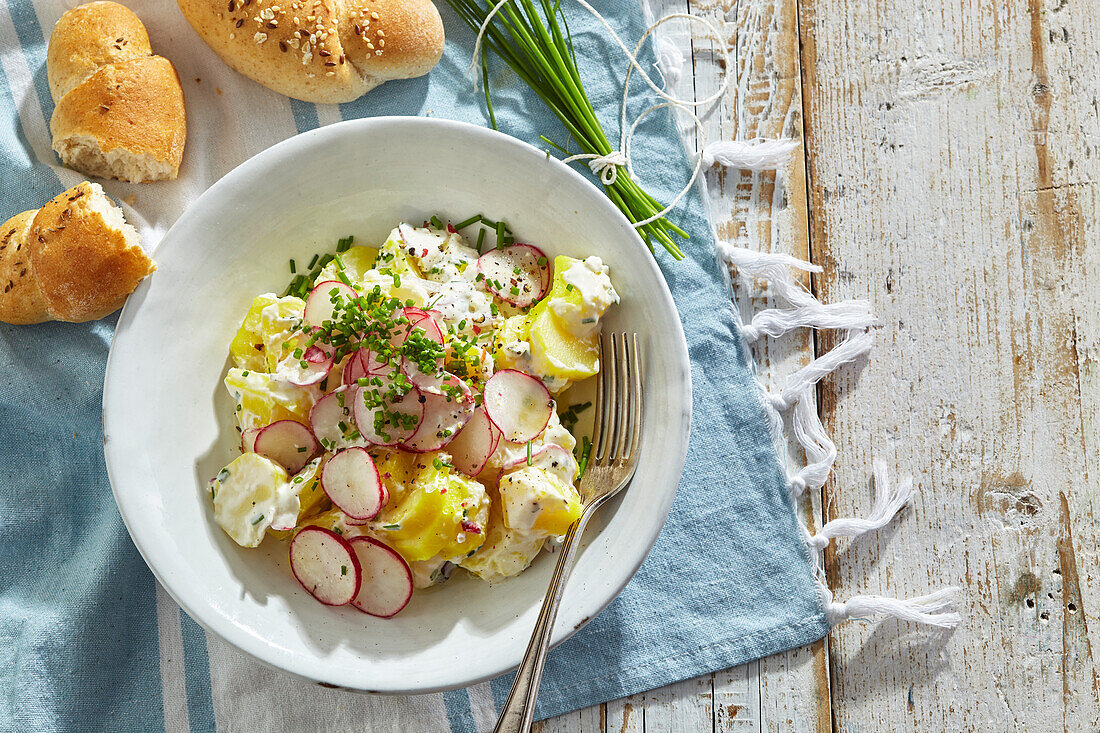 Kartoffelsalat mit Radieschen und hausgemachten Brötchen