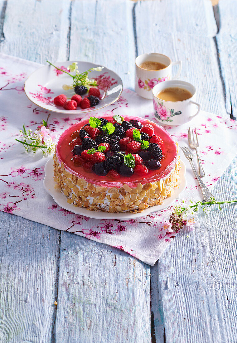 Biskuitkuchen mit Waldbeeren