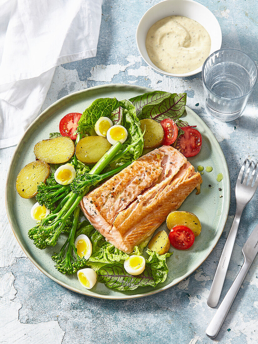 Salat mit gegrilltem Lachs und Wachteleiern