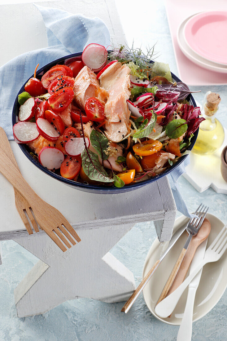 Salad with tomatoes, radish and salmon fillet