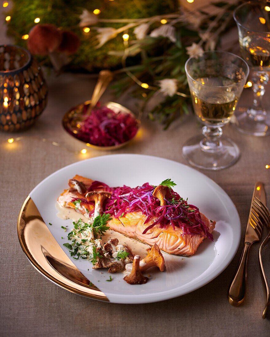 Roasted salmon with red cabbage and peppercorns