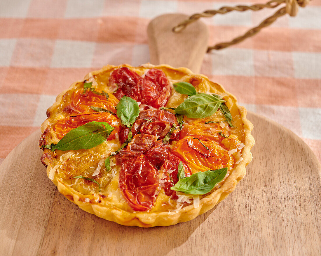 Cherry tomato tartelette with basil