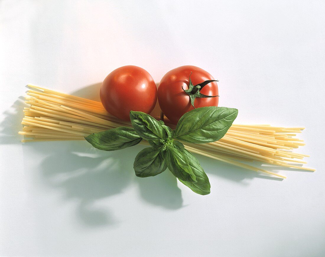 Spaghetti, zwei Tomaten & Basilikum