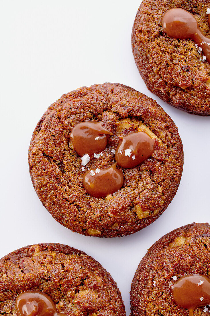 Caramel cookies with peanuts