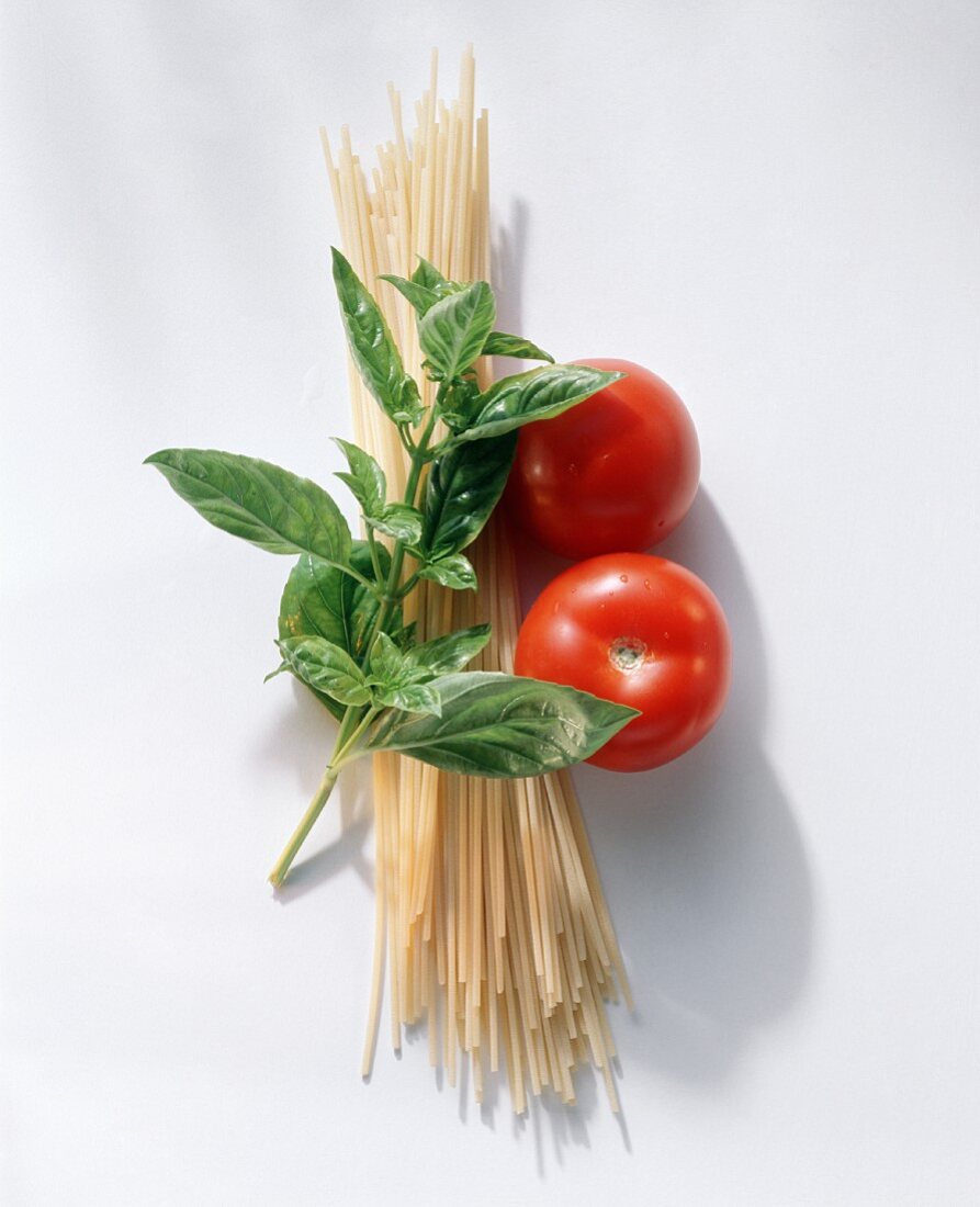 Spaghetti, zwei Tomaten & Basilikum