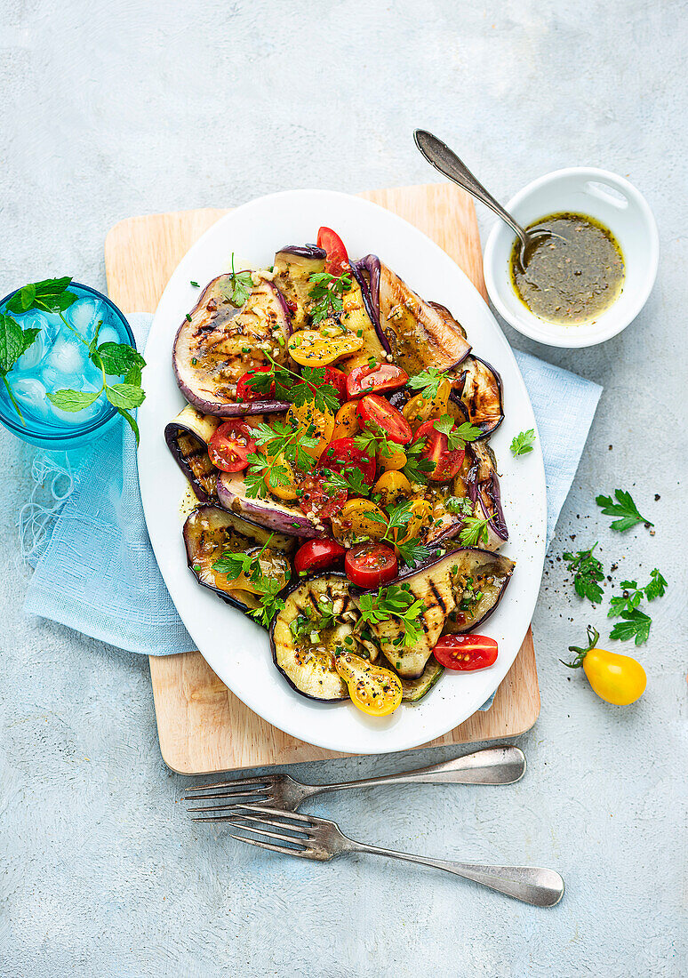 Gegrillte Auberginen-Tomatensalat