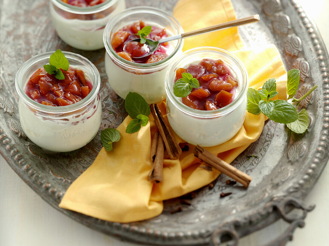 Skyr-Creme mit Zwetschgenkompott aus dem Glas