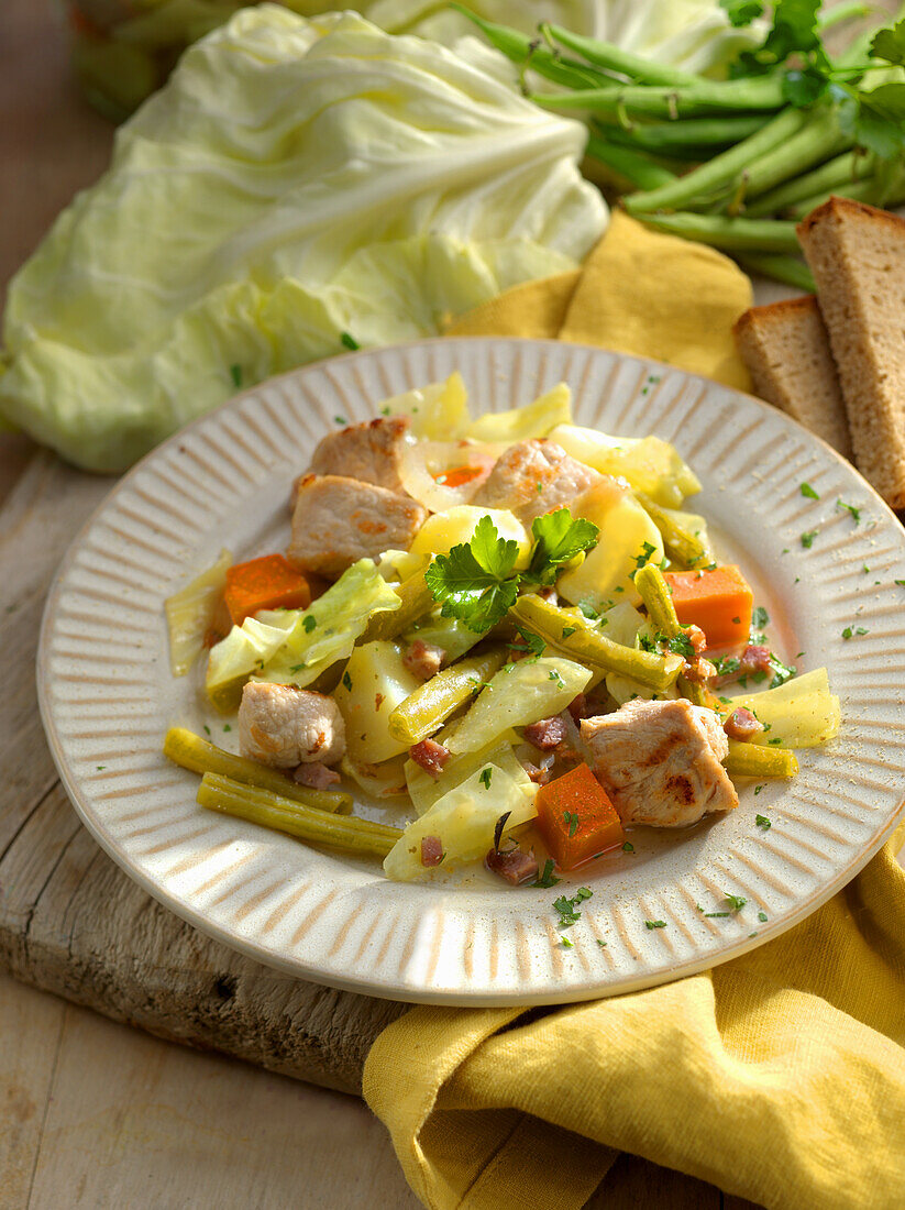 Pointed cabbage stew with chicken