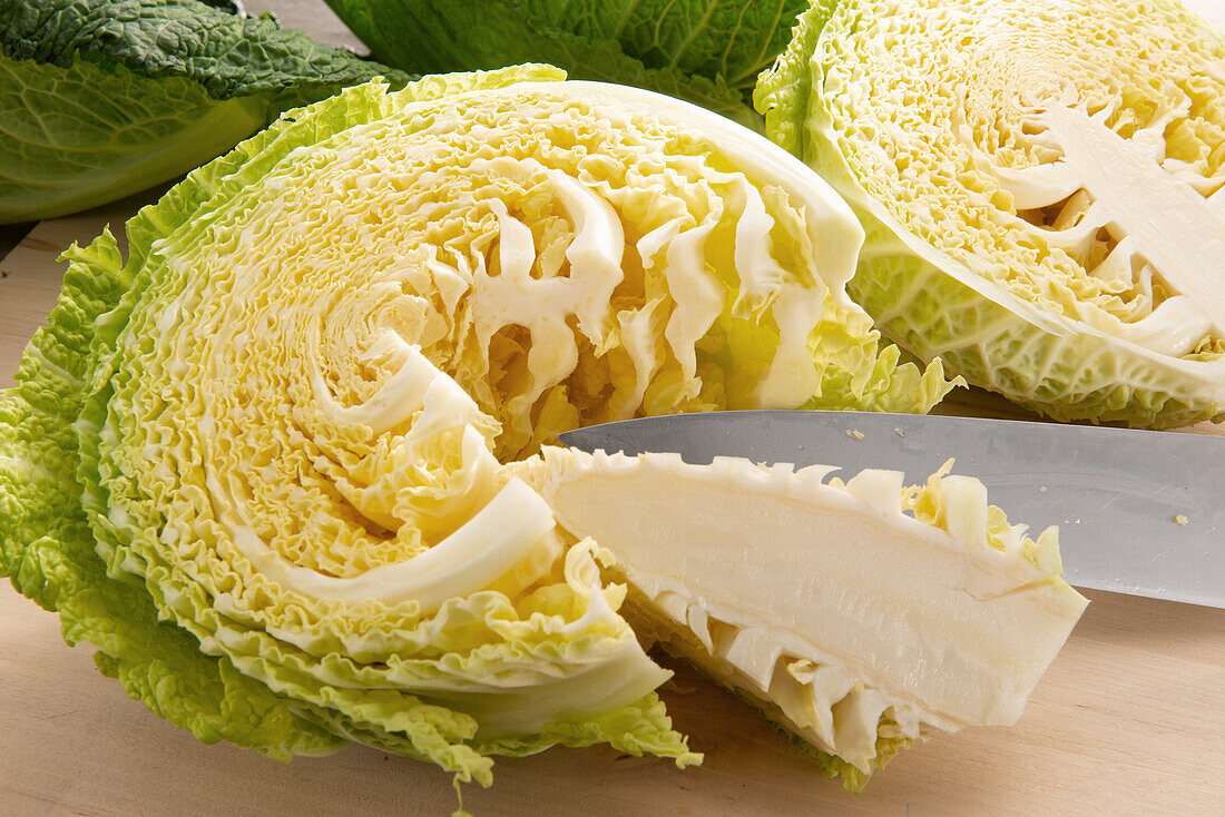 Removing stalk from savoy cabbage