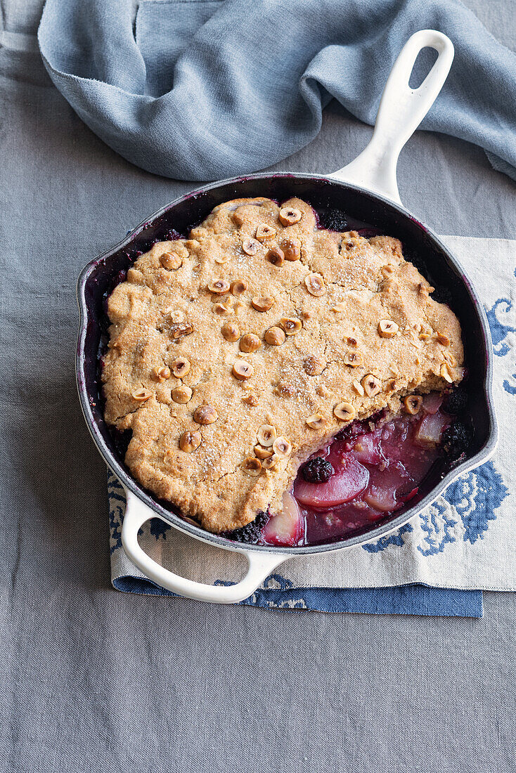 Haselnusskuchen mit Äpfeln und Brombeeren aus der Pfanne