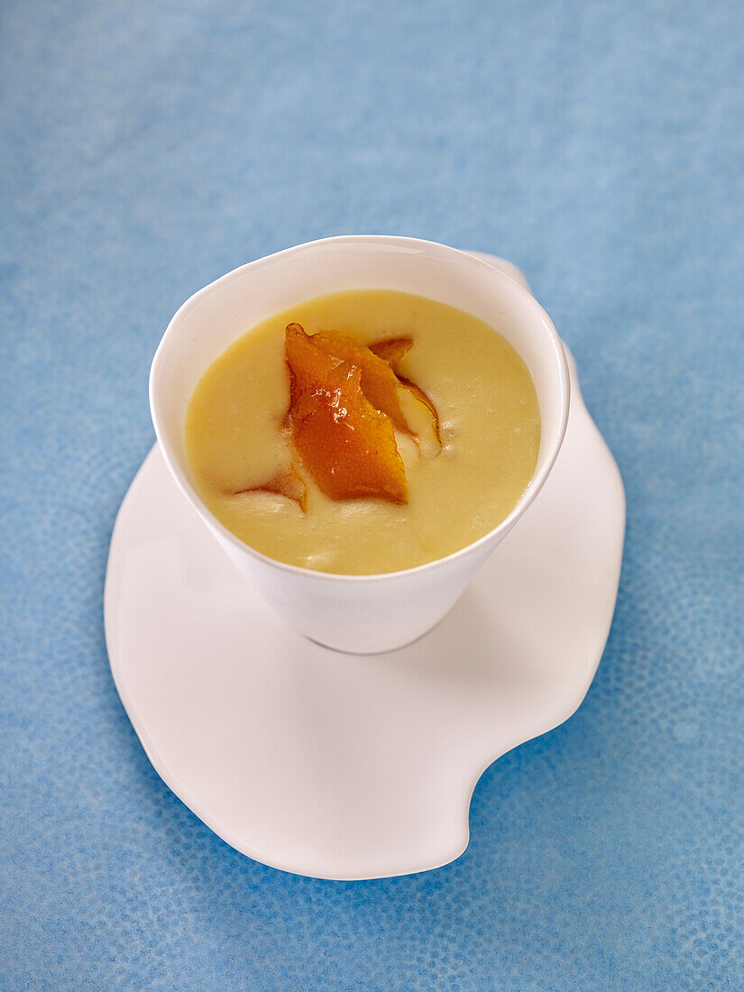 Weißes Schokoladenmousse mit Orange