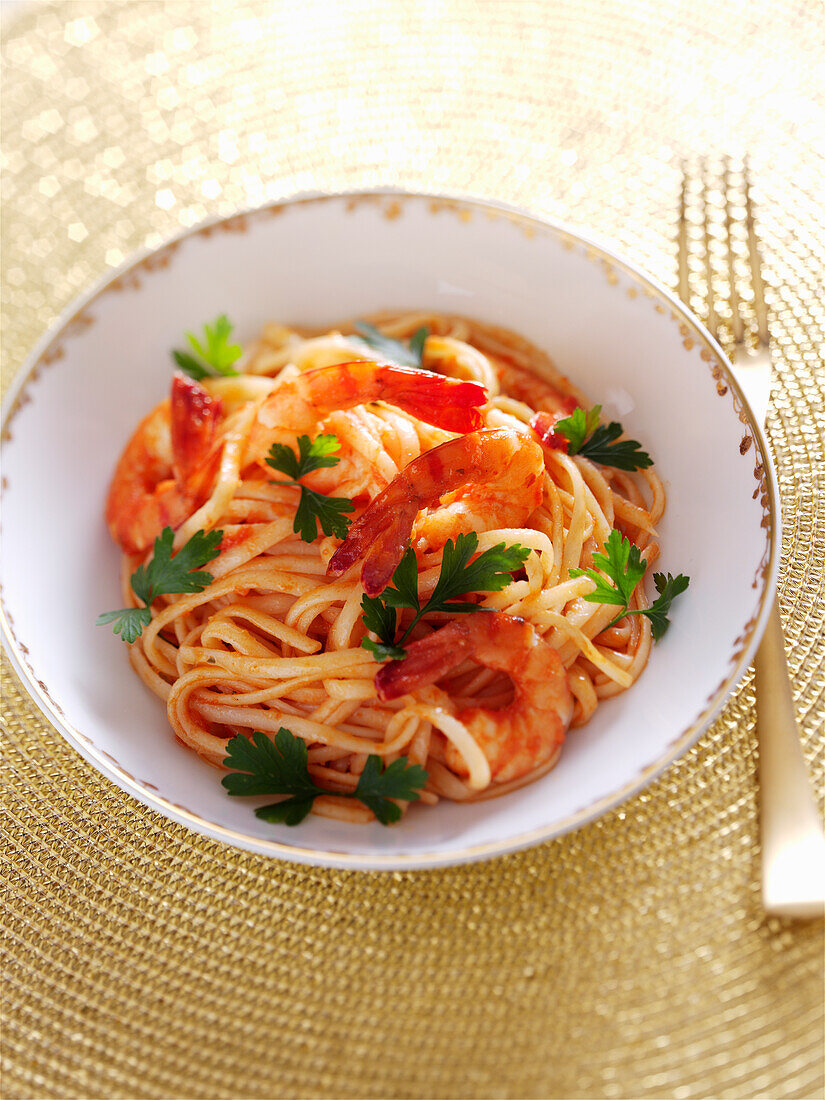 Shrimp noodles with parsley