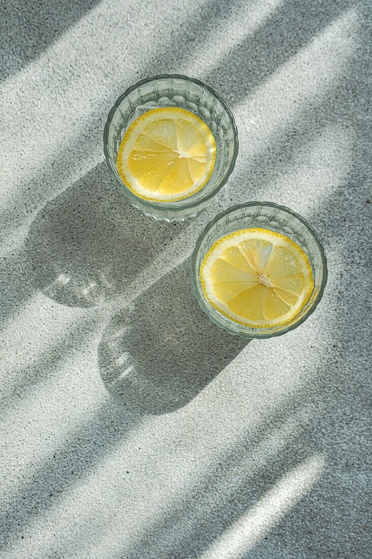 Wodka Tonic, serviert mit Zitrone