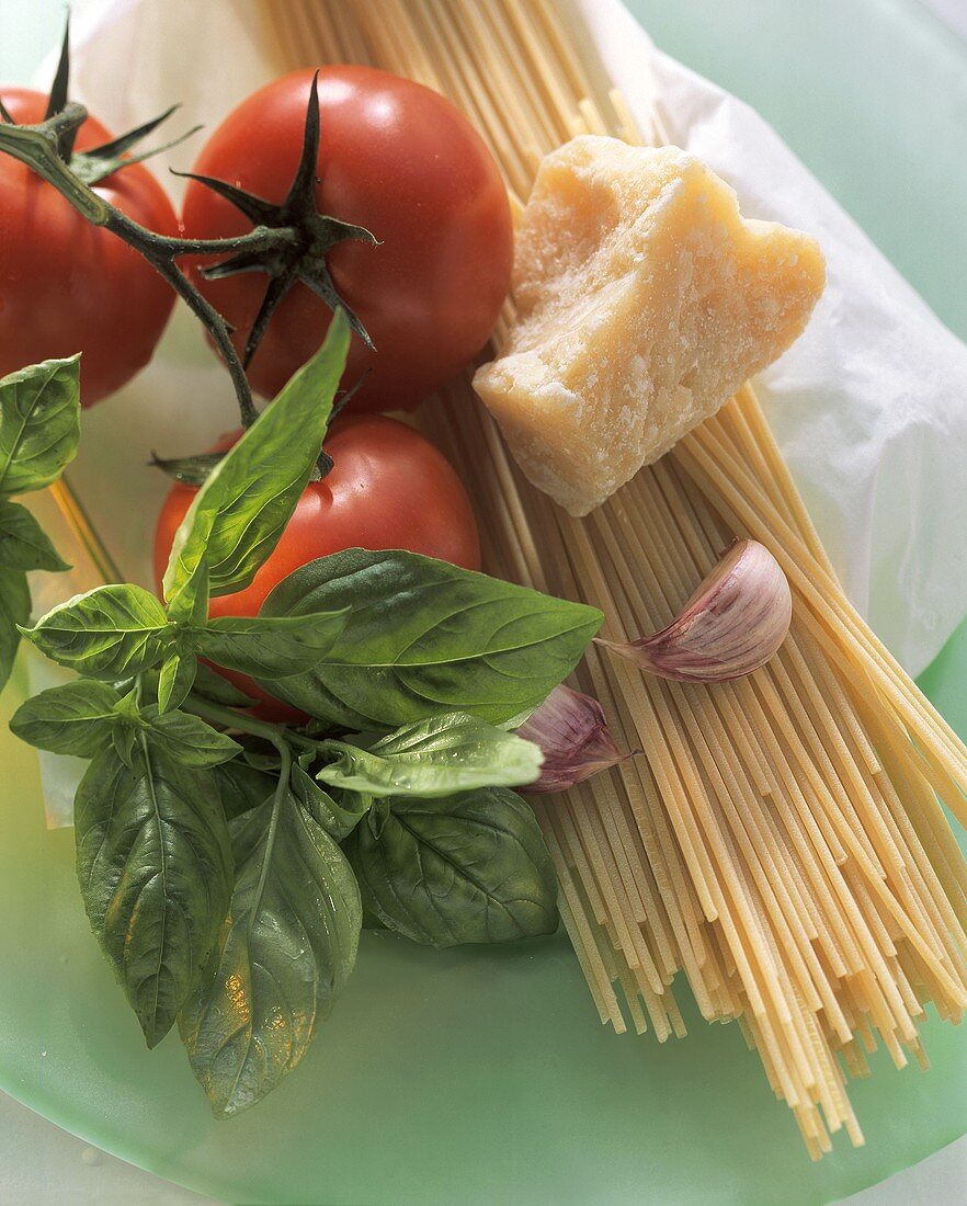 Spaghetti, Tomaten, Basilikum, Knoblauchzehen & Parmesan