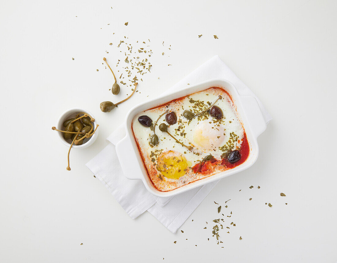'Eier im Fegefeuer' mit Oliven und Kapernäpfeln