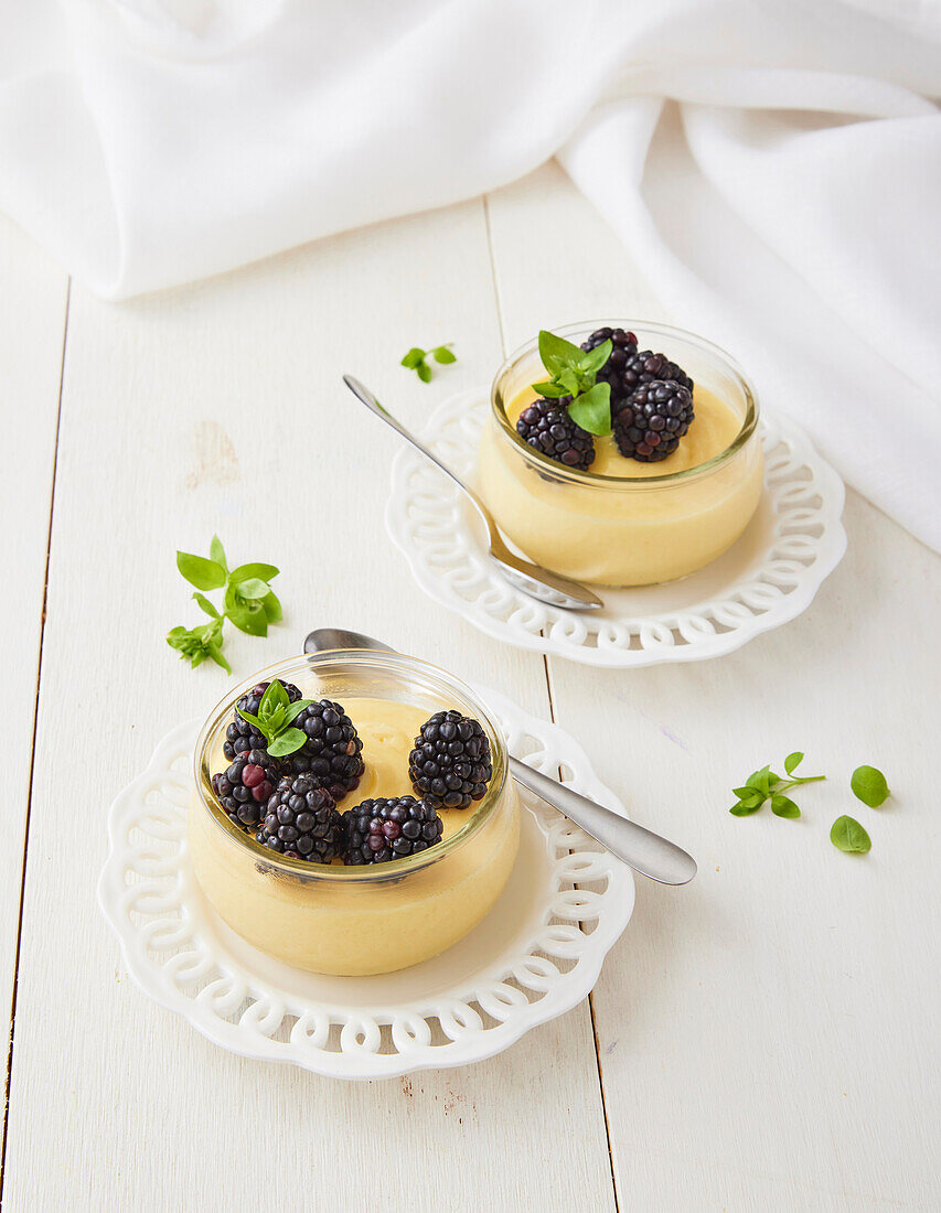 Zitronencreme mit Brombeeren