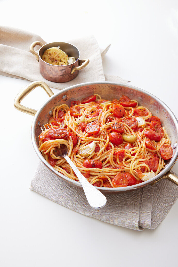 Spaghetti with cherry tomatoes, garlic, and vanilla