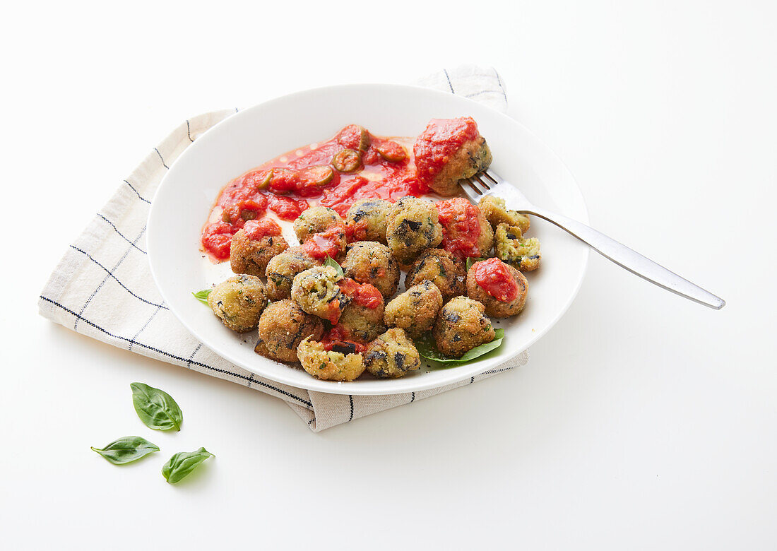 Auberginen-Ricotta-Bällchen mit Tomatensauce