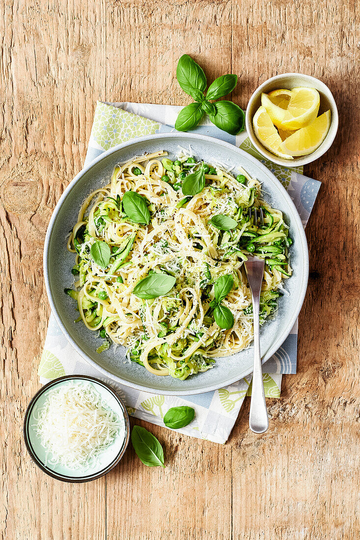 Linguine mit Zitronen, Zucchini, Erbsen und Parmesan