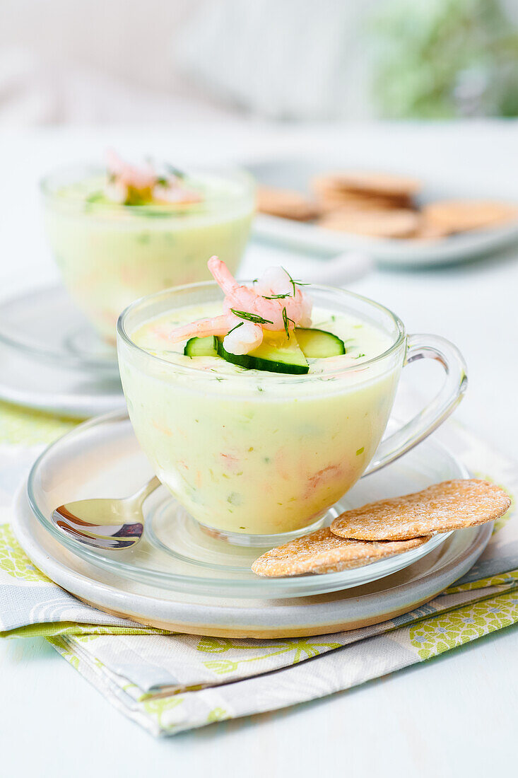 Gurken-Mousse mit Garnelen und Lachs