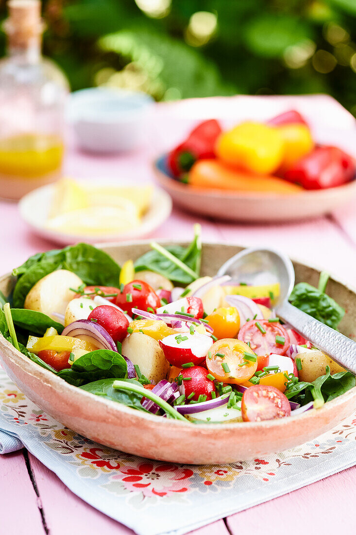 Sommerlicher Bounty-Salat mit Kartoffeln, Spinat und Tomaten