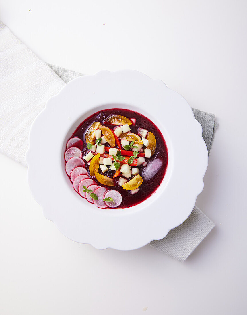 Rote-Bete-Suppe mit Radieschen und Basilikum