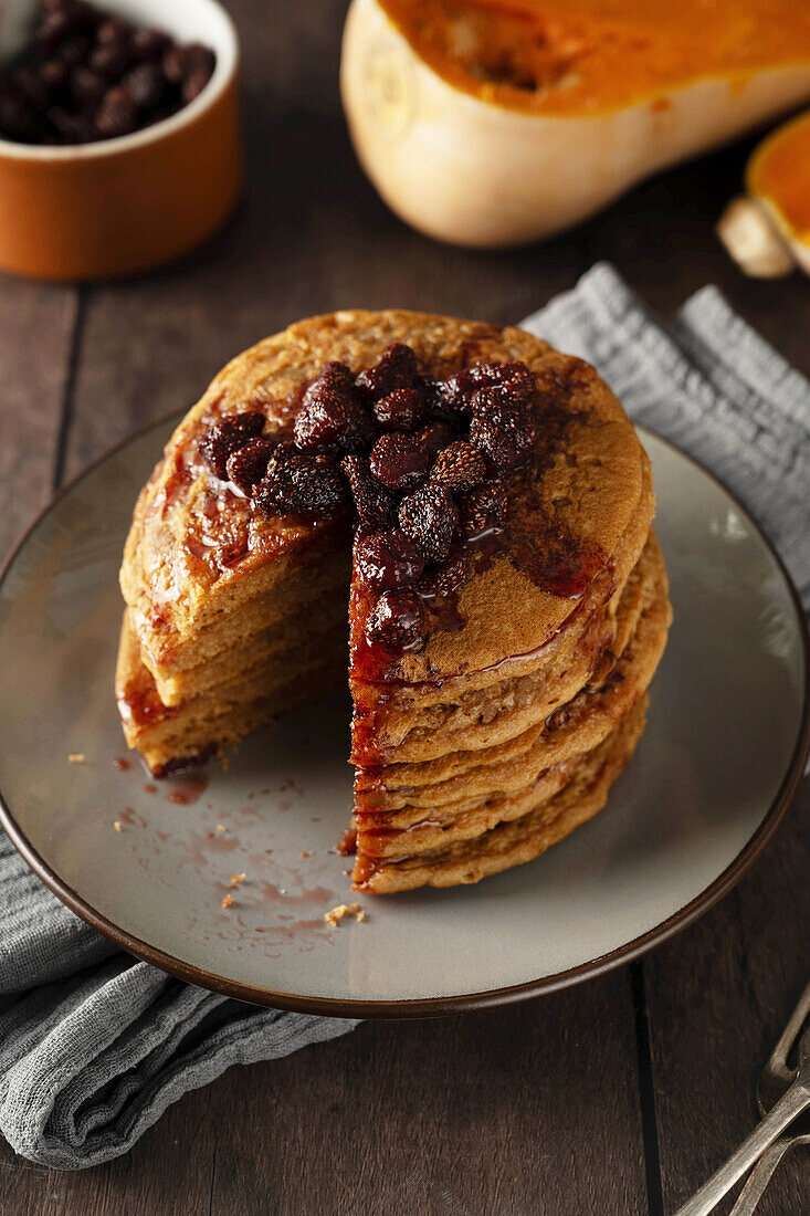 Butternusskürbis-Pancakes, serviert mit hausgemachter Erdbeermarmelade