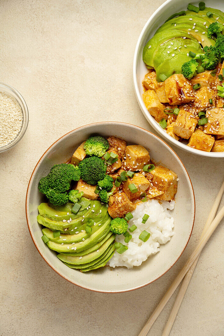 Tofu-Reis-Bowl mit Avocado und Brokkoli