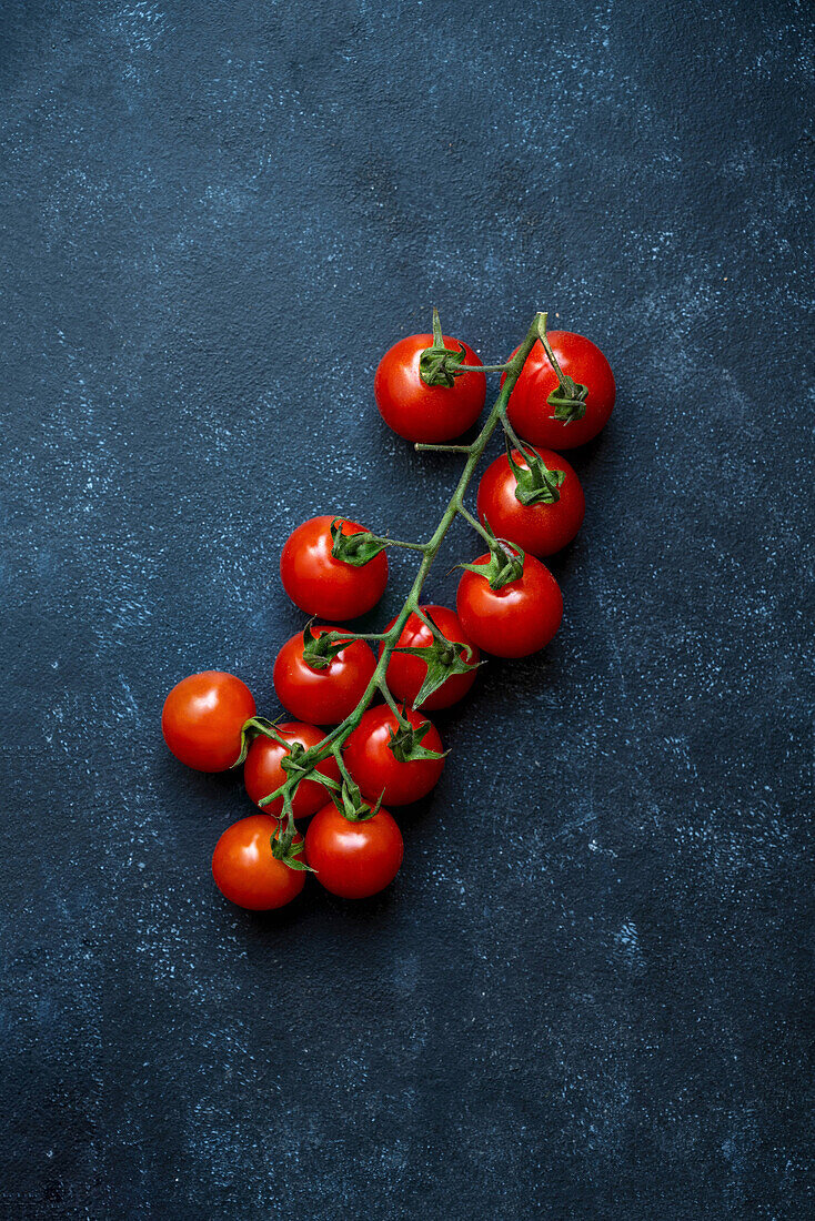 Kirschtomaten auf blauem Untergrund