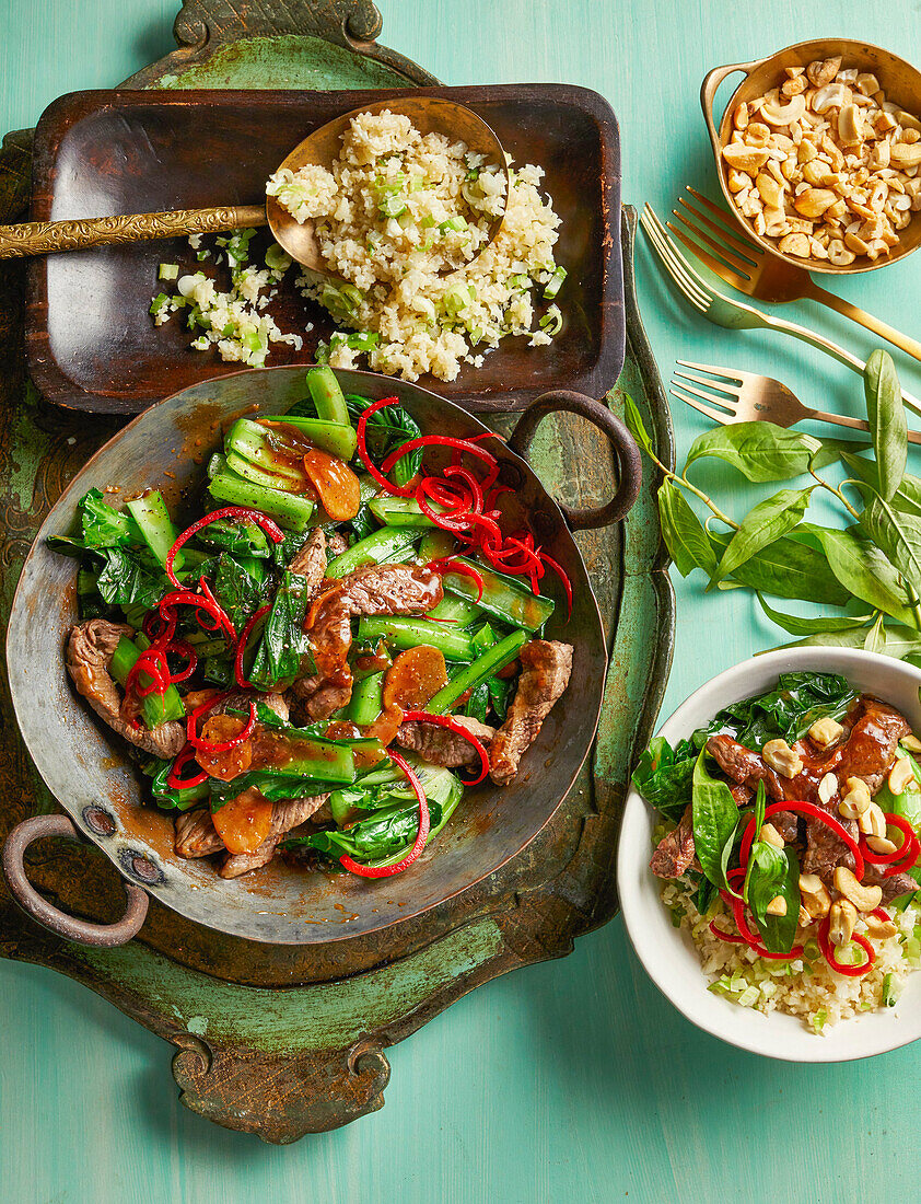 Gebratenes Rindfleisch-Choy Sum mit Blumenkohlreis