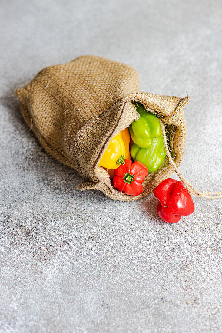 Bunte würzige Scotch-Bonnet-Paprika in kleinem Sack