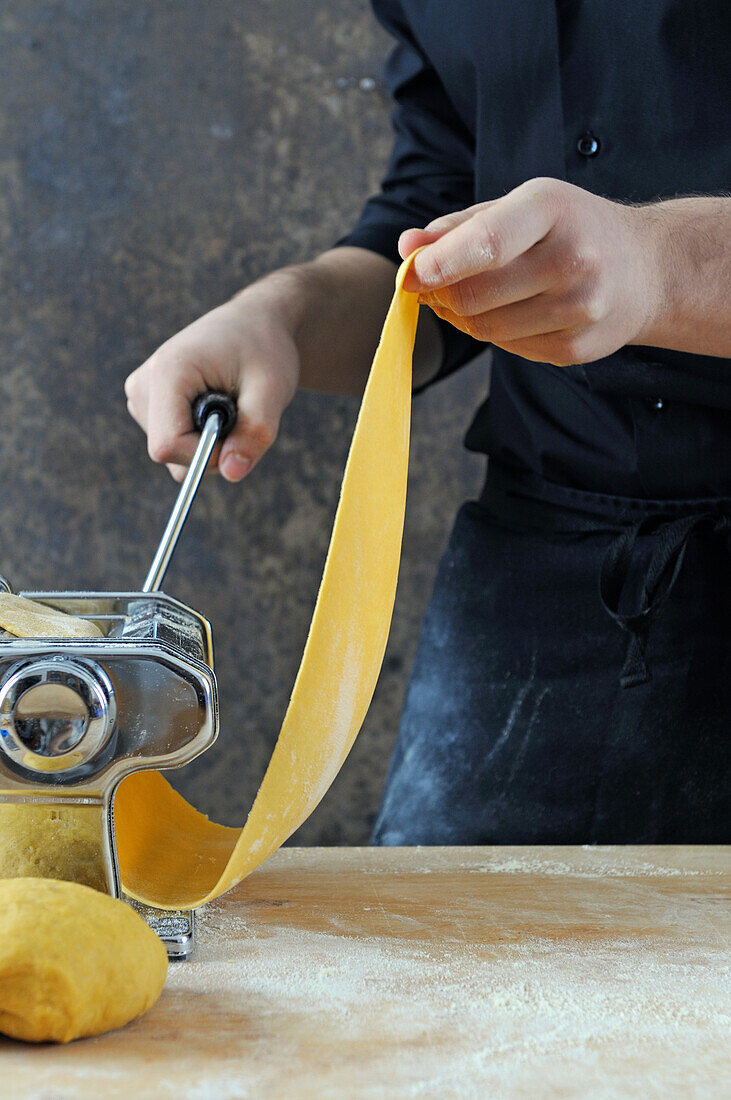 Teig mit der Nudelmaschine ausrollen