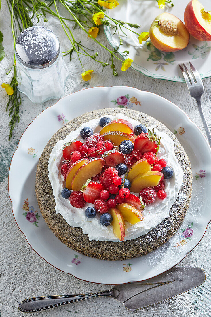 Mohnkuchen mit frischem Obst und Sahne