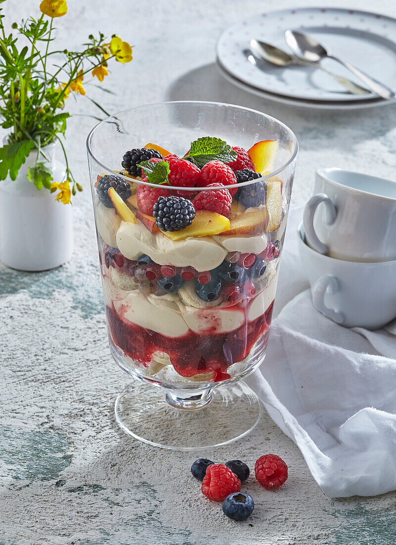 Trifle mit Puddingcreme und Früchten