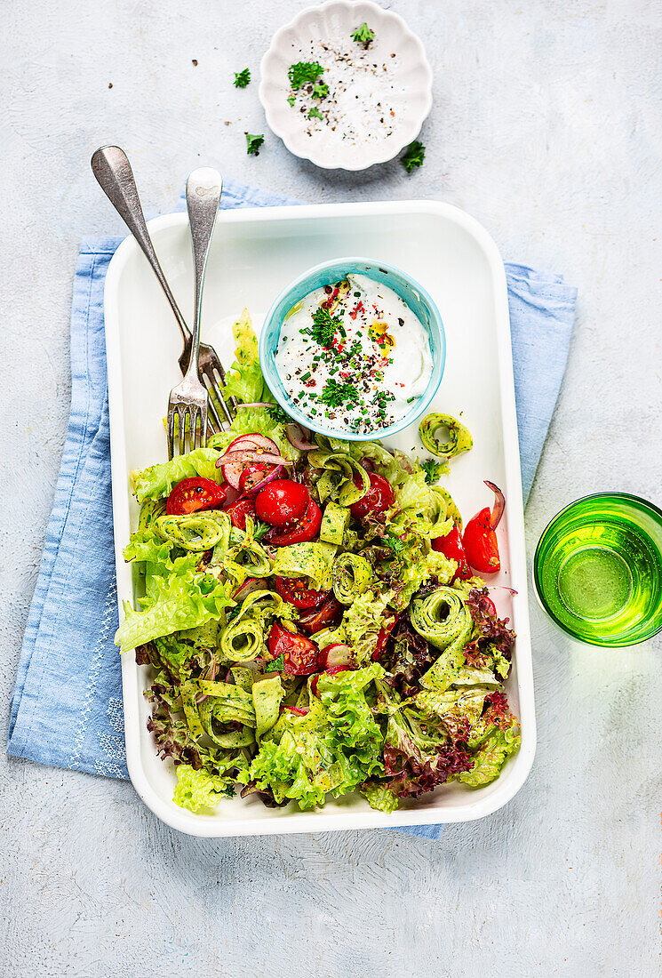 Spring salad with wild garlic crêpe rolls