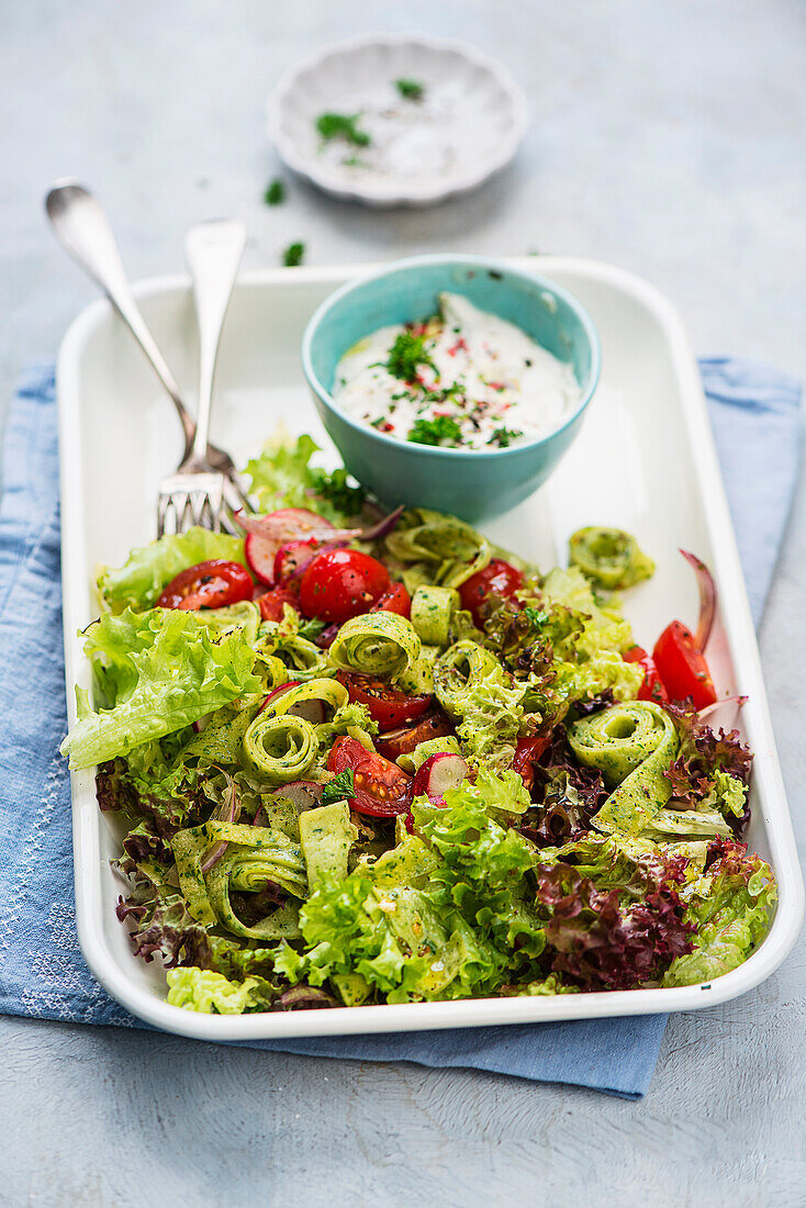 Spring salad with wild garlic crêpe rolls