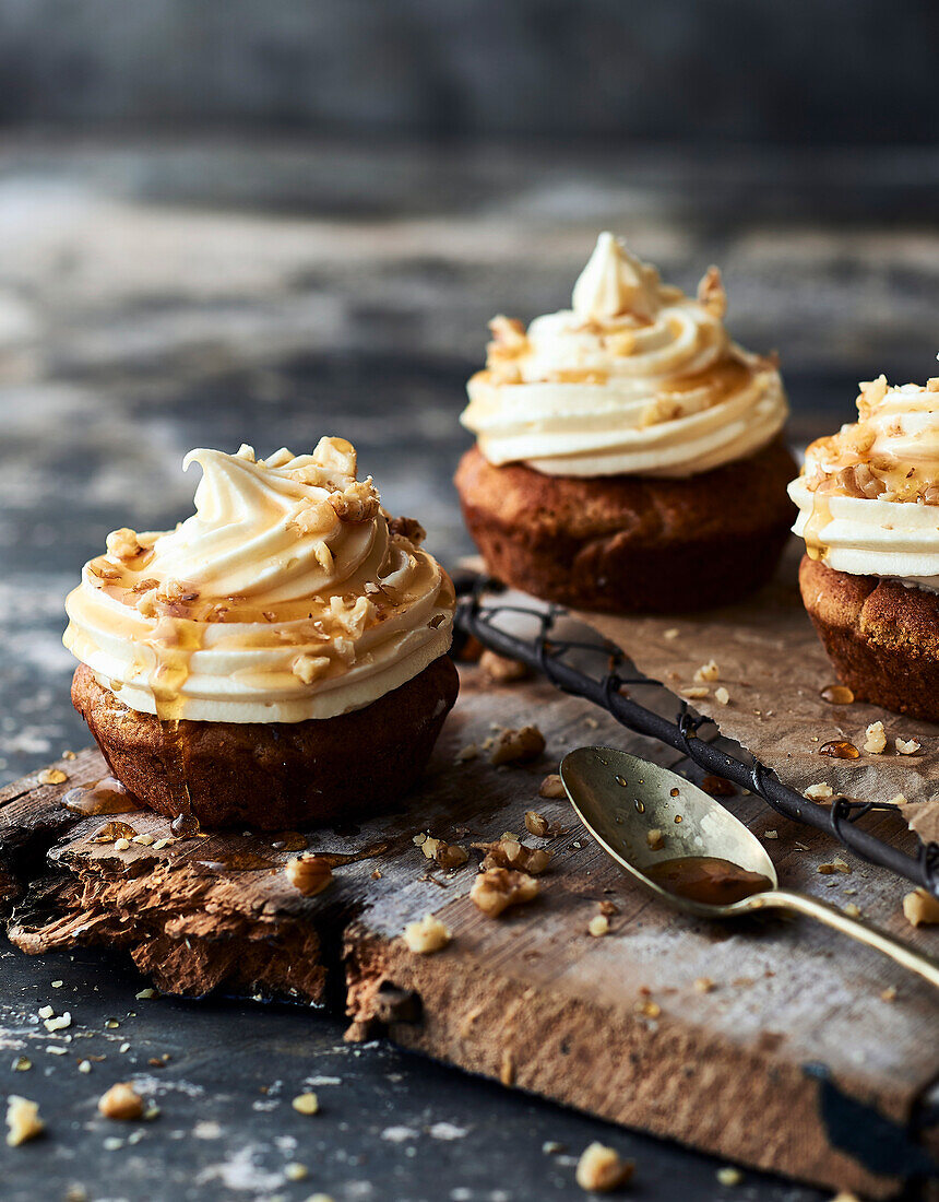 Karotten-Minikuchen mit Walnüssen, Ahornsirup und Frischkäse-Topping