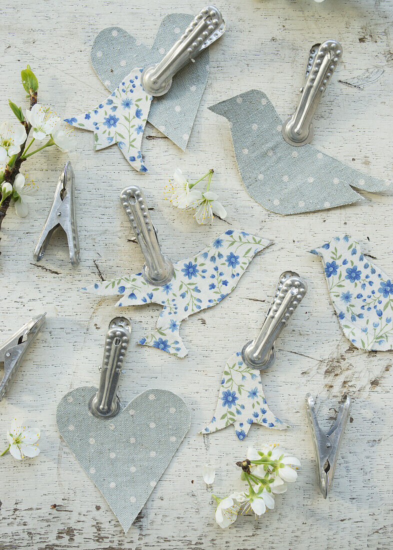 Anhänger in Herz-, Vogel- und Blumenform mit Metallklammern und Blütendeko