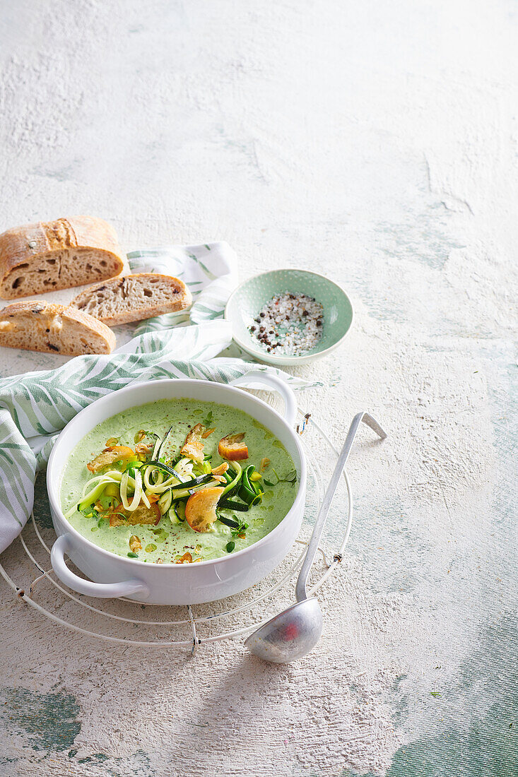Zucchini-Basilikum-Suppe mit Knoblauchcroûtons