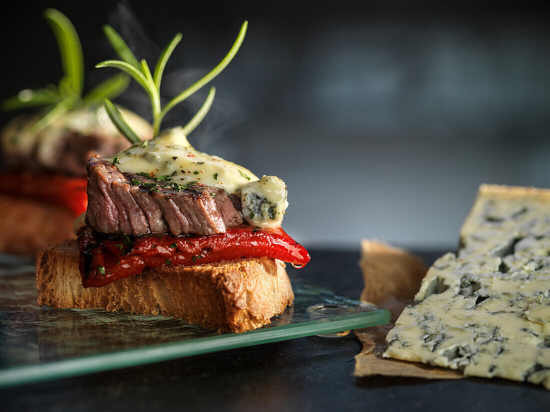 Crostini mit Rinderfilet und Blauschimmelkäsesauce