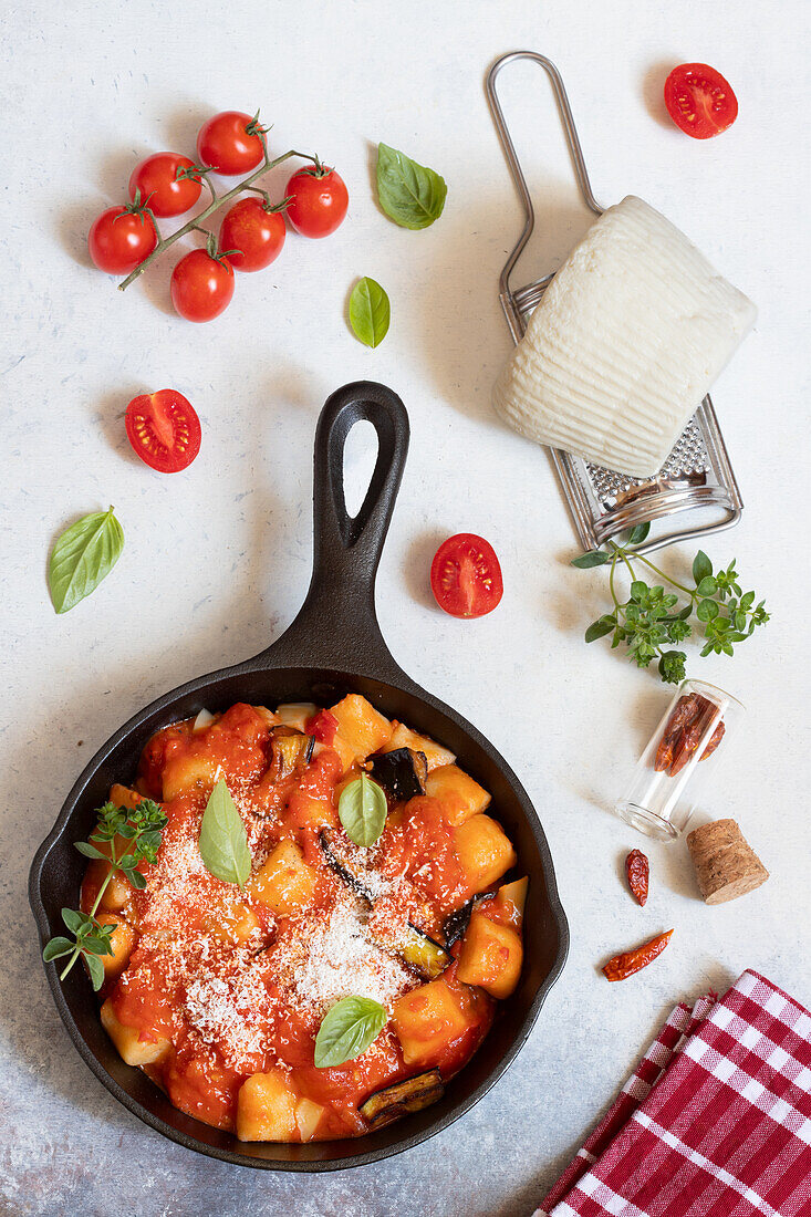 Kartoffelgnocchi mit Tomaten, Auberginen und Scamorza