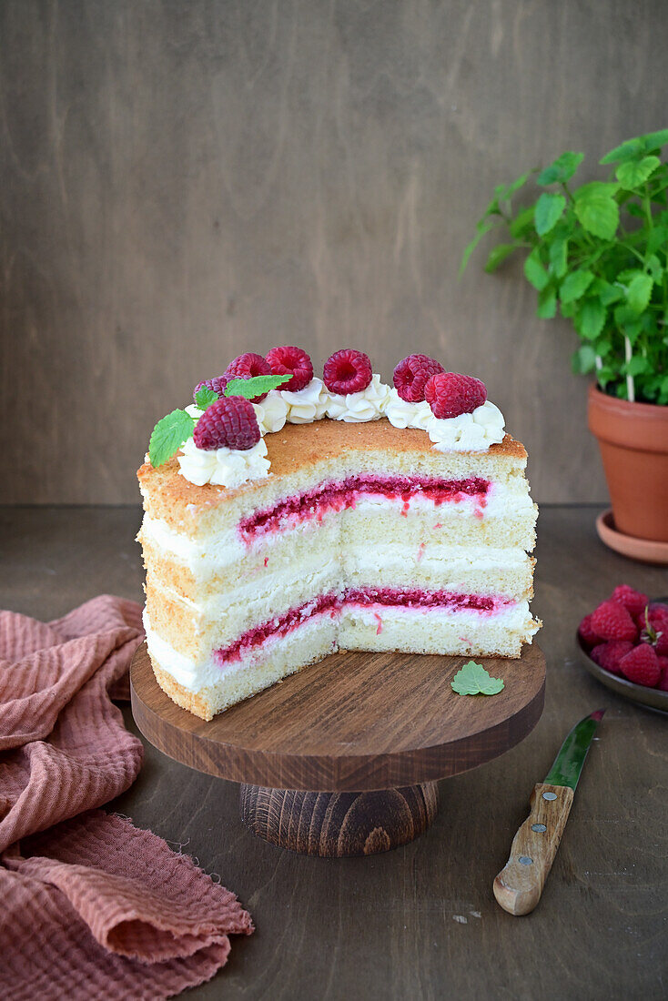 Vanilla raspberry cake