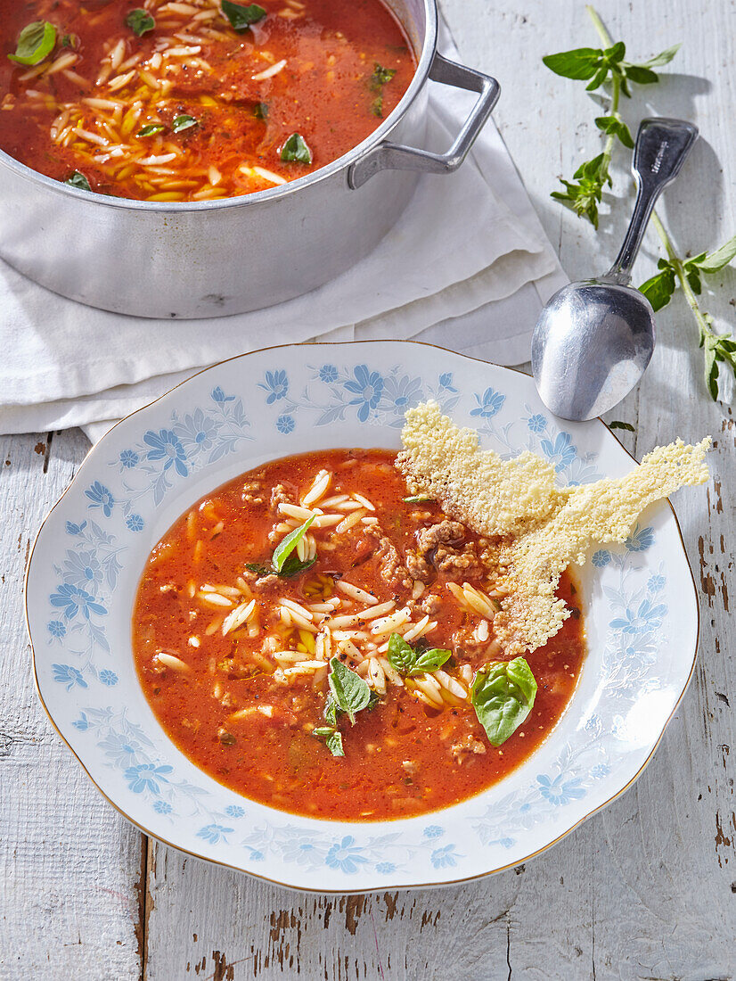 Mailänder Tomatensuppe mit Hackfleisch und Orzo