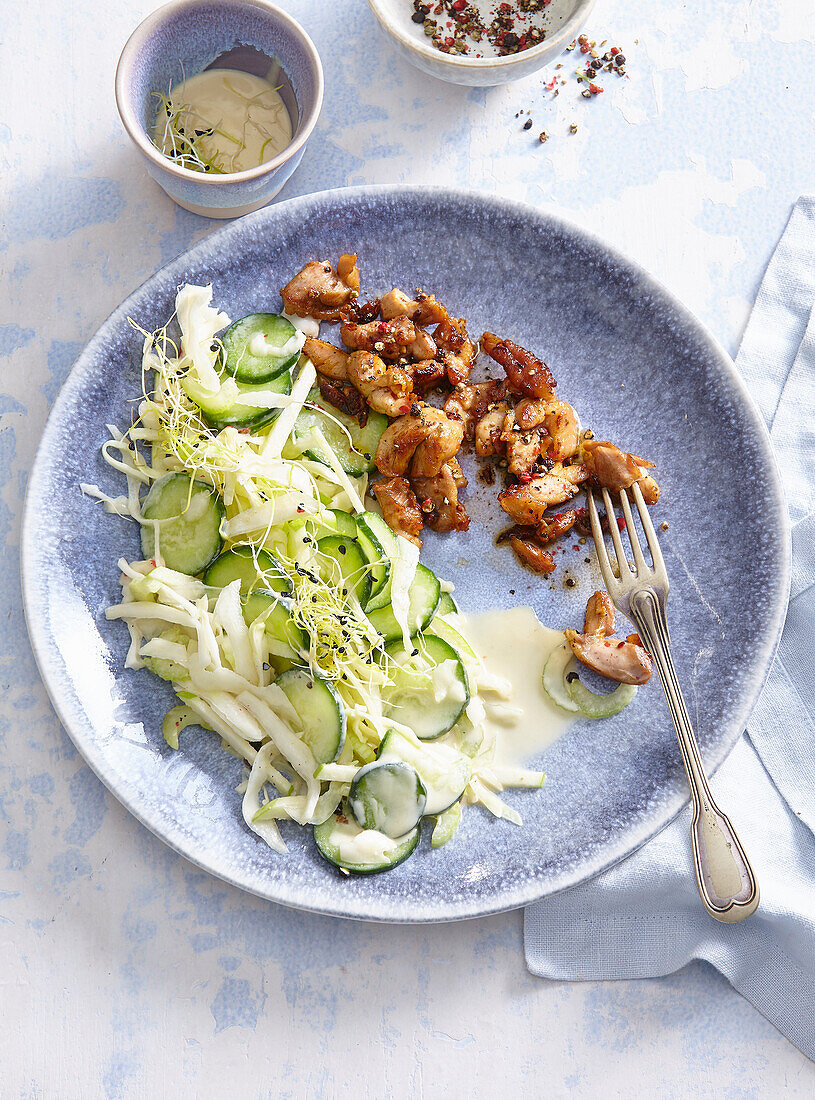 Knuspriger Kohlsalat mit Hähnchenhäppchen