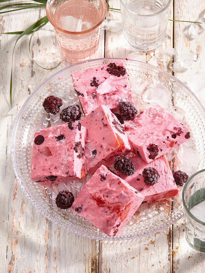 Frozen berry yogurt slices