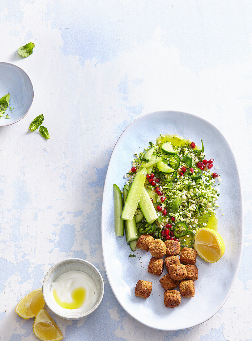 Grüner Bulgursalat mit Falafel