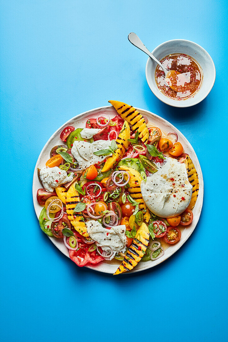 Gegrillter Mango-Tomaten-Salatteller mit Burrata