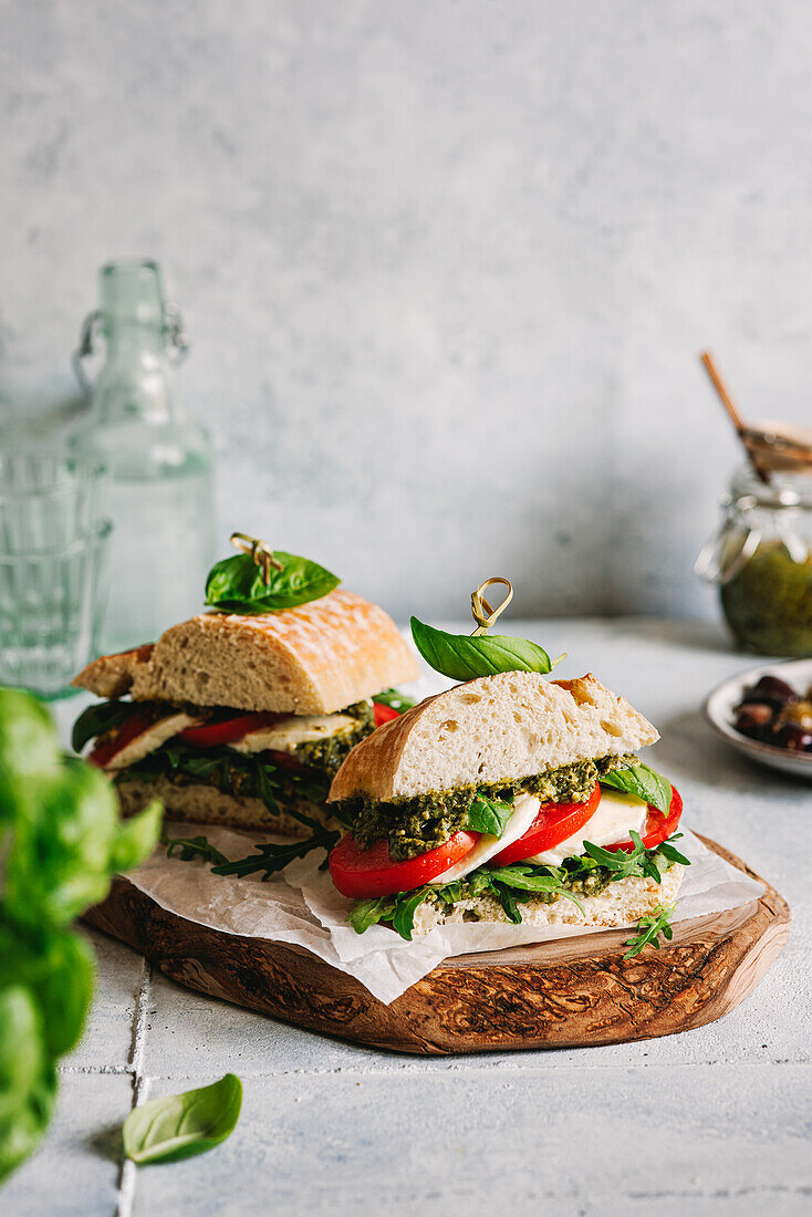 Ciabatta-Sandwich mit Pesto verde, Tomaten und Mozzarella