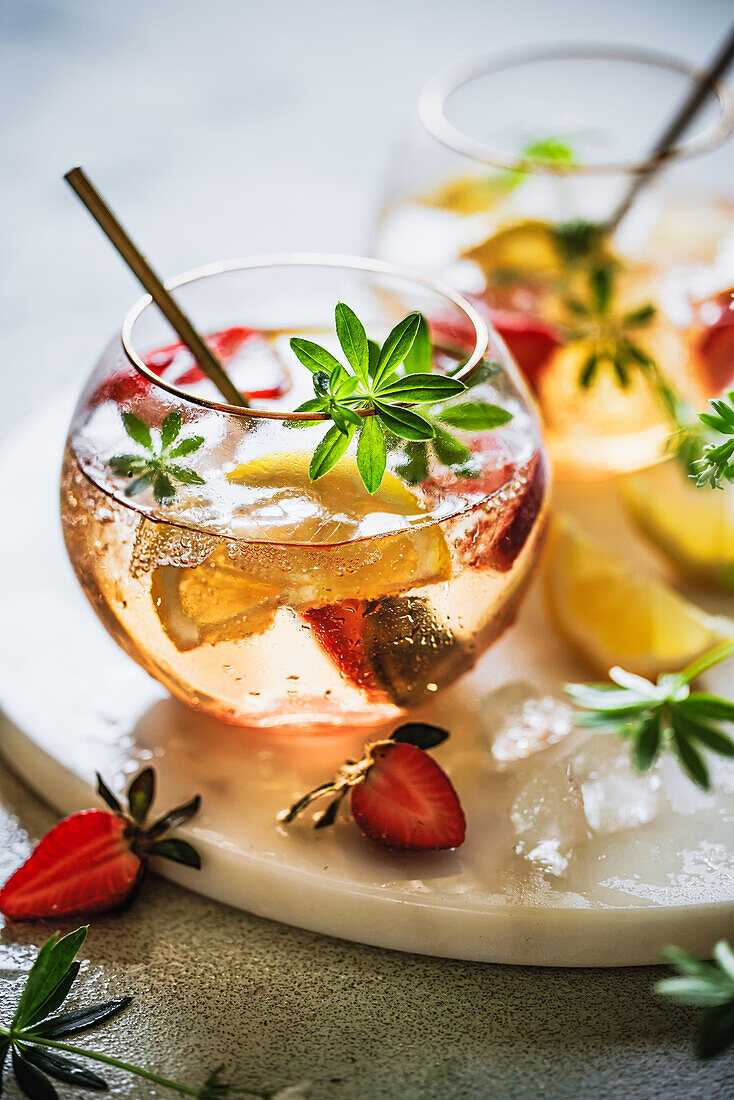 Maibowle mit Waldmeister, Erdbeeren und Zitrone